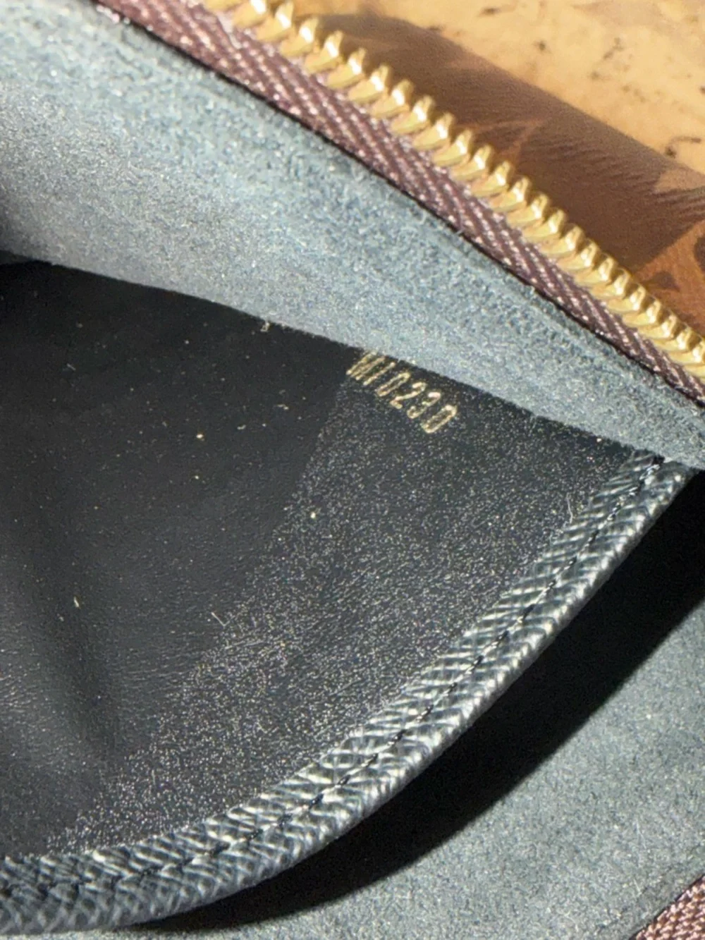 LOUIS VUITTON DOUBLE ZIP POCHETTE GIANT REVERSE MONOGRAM - Picture 10 of 14